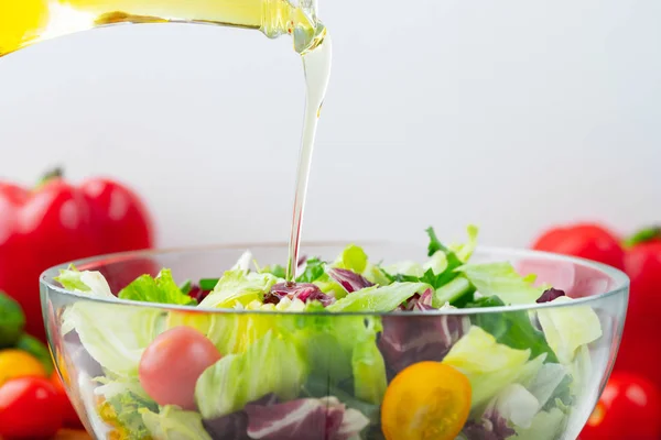 Volledige Kom Met Frisse Groene Salade Close Een Lichttafel Tegen — Stockfoto