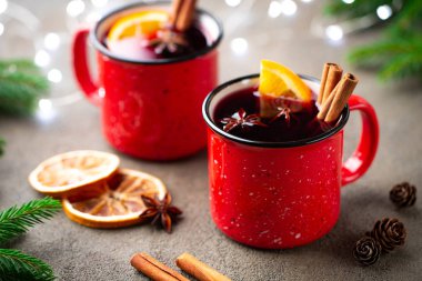 Noel iki bardak şarap veya gluhwein baharat ve rustik masa üstten görünüm portakal dilimleri ile mulled. Geleneksel içki kış tatil.