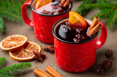 Noel iki bardak şarap veya gluhwein baharat ve rustik masa üstten görünüm portakal dilimleri ile mulled. Geleneksel içki kış tatil.