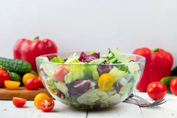 Tigela Cheia Salada Verde Fresca Fechar Uma Mesa Luz Contra — Fotografia de Stock