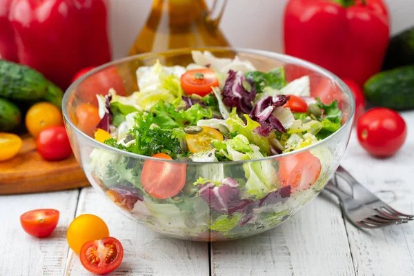 Volledige Kom Met Frisse Groene Salade Close Een Lichttafel Tegen — Stockfoto