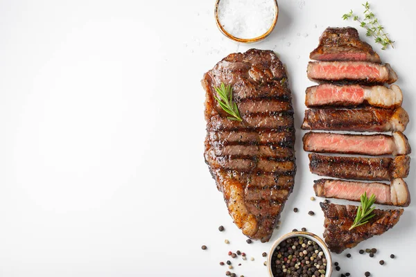 Dos Filetes Carne Res Parrilla Con Especias Aisladas Sobre Fondo —  Fotos de Stock