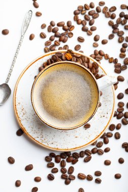 Beyaz fincan kapuçino Beyaz ahşap arka plan üzerinde kahve. Üstten görünüm. düz lay.