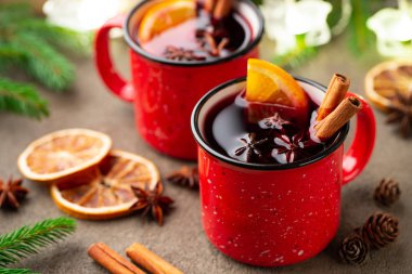 Noel iki bardak şarap veya gluhwein baharat ve rustik masa üstten görünüm portakal dilimleri ile mulled. Geleneksel içki kış tatil.