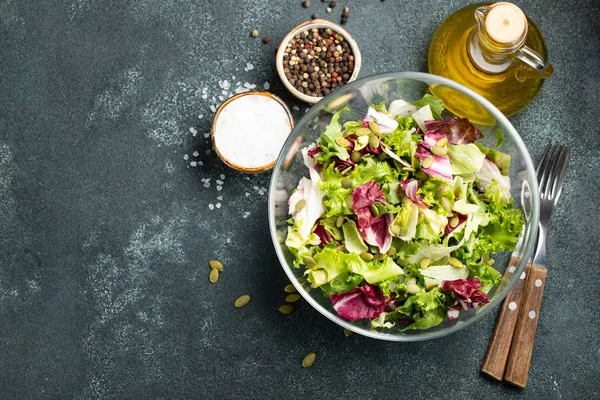 Gezonde Fruit Salade Van Verse Tomaat Komkommer Spinazie Sla Pompoenpitten — Stockfoto