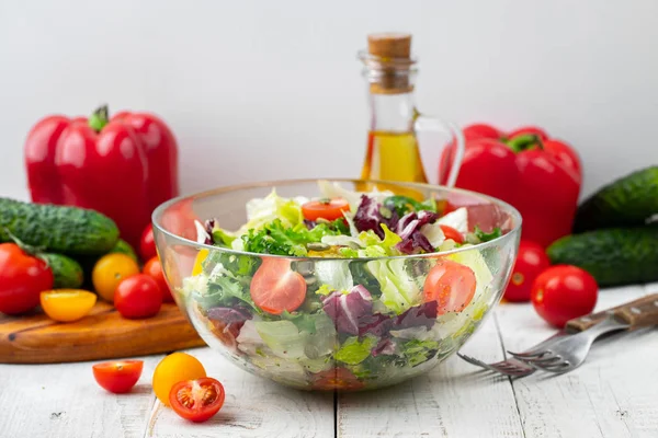 Volledige Kom Met Frisse Groene Salade Close Een Lichttafel Tegen — Stockfoto
