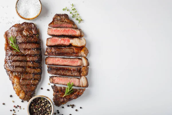 Dos Filetes Carne Res Parrilla Con Especias Aisladas Sobre Fondo —  Fotos de Stock