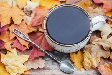 Sonbahar, sonbahar yaprakları, dumanı tüten kahve ahşap masa arka plan üzerinde sıcak. Mevsimsel, sabah kahvesi, Pazar dinlenme ve natürmort kavramı