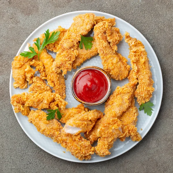 Tiras Pollo Empanadas Con Salsa Tomate Plato Blanco Comida Rápida —  Fotos de Stock