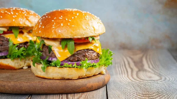 Dos Hamburguesas Caseras Frescas Con Papas Fritas Una Mesa Madera — Foto de Stock