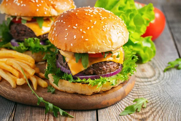 Dos Hamburguesas Caseras Frescas Con Papas Fritas Una Mesa Madera — Foto de Stock