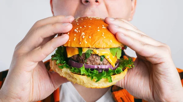 Ein Junger Mann Hält Einen Frischen Burger Der Hand Ein — Stockfoto