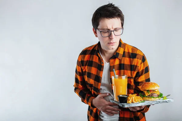 Krankheit Trauriger Junger Mann Hemd Legte Hand Auf Schmerzbauch Bauchschmerzen — Stockfoto