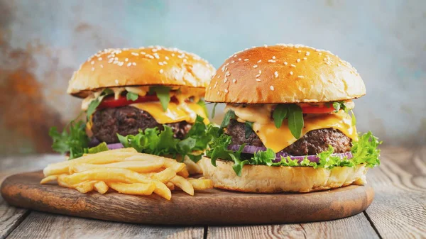 Dos Hamburguesas Caseras Frescas Con Papas Fritas Una Mesa Madera — Foto de Stock