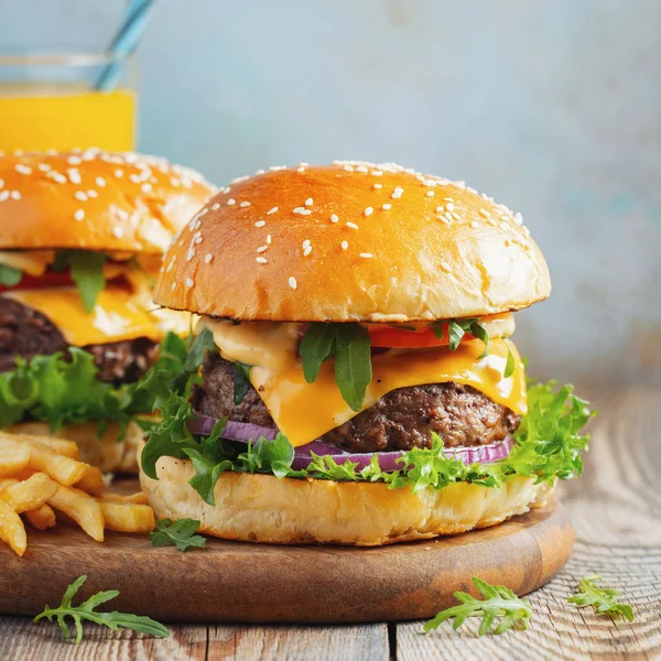 Két Friss Házi Hamburgert Sült Burgonyával Narancslé Egy Fából Készült — Stock Fotó