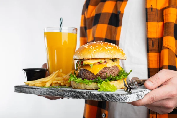 Ein Männlicher Student Karierten Orangefarbenen Hemd Vor Weißem Hintergrund Hält — Stockfoto