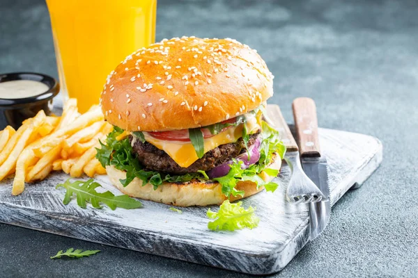 Dos Hamburguesas Caseras Frescas Con Papas Fritas Una Mesa Piedra — Foto de Stock