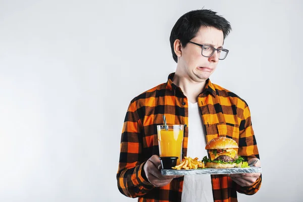 Hombre Guapo Rechazando Hamburguesa Malsana Sobre Fondo Blanco Concepto Dieta — Foto de Stock