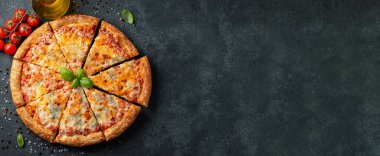 Fesleğen, domates ve karanlık bir beton masaya zeytin yağı ile lezzetli İtalyan pizza dört peynir. Üstten görünüm kopya alanı ile. Düz yatıyordu. afiş