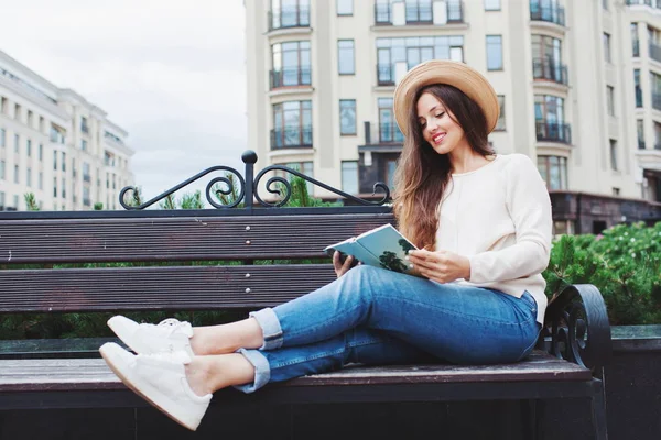 Una Joven Hermosa Mujer Con Sombrero Elegante Sienta Banco Nuevo —  Fotos de Stock