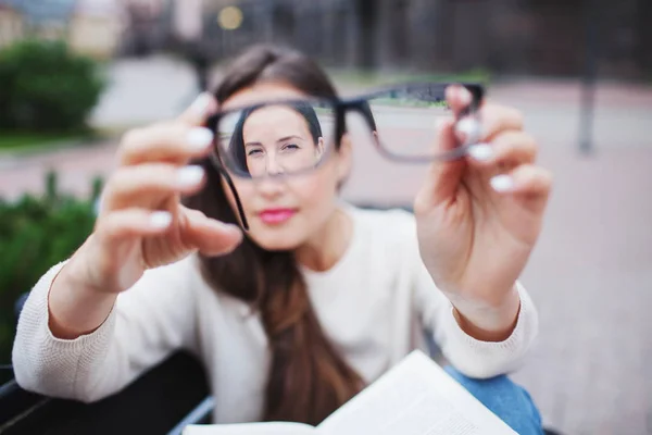 Nahaufnahme Porträt Junger Frauen Mit Brille Sie Hat Sehprobleme Und — Stockfoto