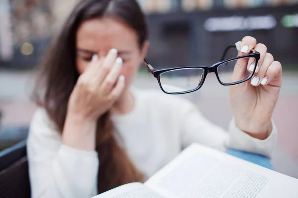 Nahaufnahme Porträt Einer Attraktiven Frau Mit Brille Der Hand Armes — Stockfoto