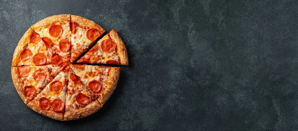 Leckere Pfefferoni Pizza Und Kochzutaten Tomaten Basilikum Auf Schwarzem Betongrund — Stockfoto
