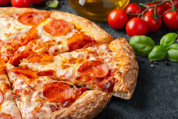 Leckere Pfefferoni Pizza Und Kochzutaten Tomaten Basilikum Auf Schwarzem Betonhintergrund — Stockfoto