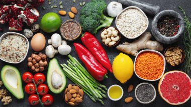 Sağlıklı gıda seçimi yeme temiz: meyve, sebze, tohum, superfood, Mısır gevreği, yaprak sebze siyah beton zemin üzerine. Düz yatıyordu.