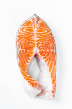 Ham taze somon veya alabalık biftek, kireç, kekik ve zeytinyağı üzerinde beyaz bir arka plan ile omega-3 yağ açısından zengin. Sağlıklı ve diyet gıda. Üstten görünüm. Düz yatıyordu.