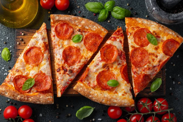 Leckere Pfefferoni Pizza Und Kochzutaten Tomaten Basilikum Auf Schwarzem Betongrund — Stockfoto