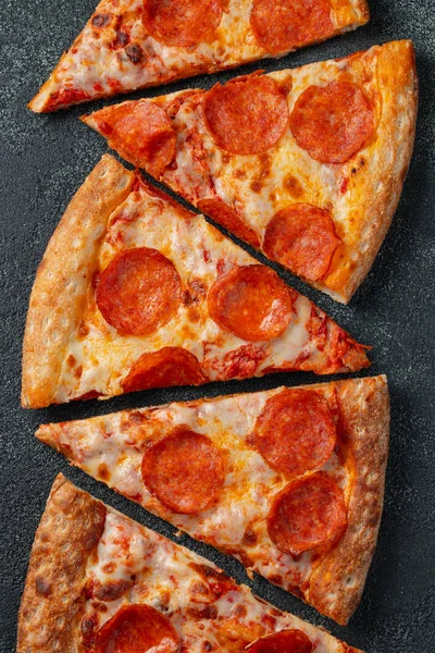 Gustosi Peperoni Pizza Ingredienti Cottura Pomodori Basilico Sfondo Nero Cemento — Foto Stock