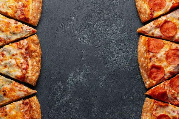 Dilimleri Lezzetli Taze Pizza Biberli Pizza Dört Peynir Karanlık Bir — Stok fotoğraf