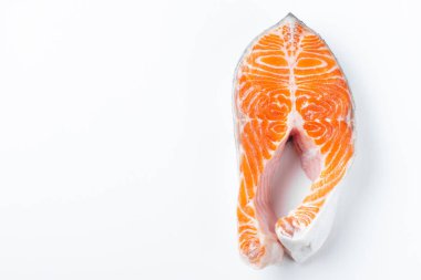 Ham taze somon veya alabalık biftek, kireç, kekik ve zeytinyağı üzerinde beyaz bir arka plan ile omega-3 yağ açısından zengin. Sağlıklı ve diyet gıda. Üstten görünüm. Düz yatıyordu. Kopya alanı ile