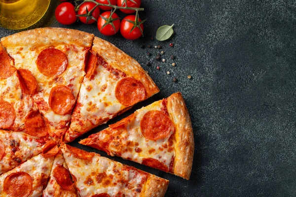 Leckere Pfefferoni Pizza Und Kochzutaten Tomaten Basilikum Auf Schwarzem Betongrund — Stockfoto