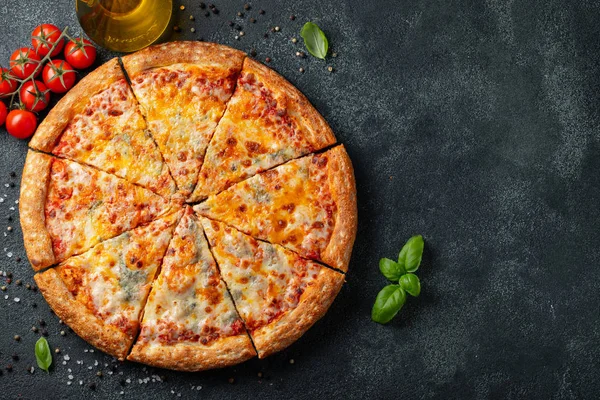 Leckere Italienische Pizza Vier Käsesorten Mit Basilikum Tomaten Und Olivenöl — Stockfoto