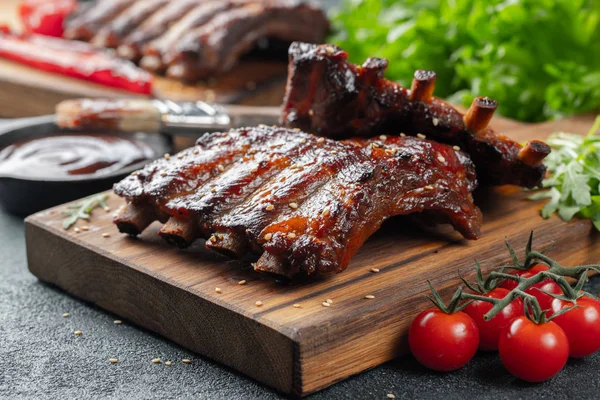 Fechar Costelas Porco Grelhadas Com Molho Churrasco Caramelizadas Mel Lanche — Fotografia de Stock