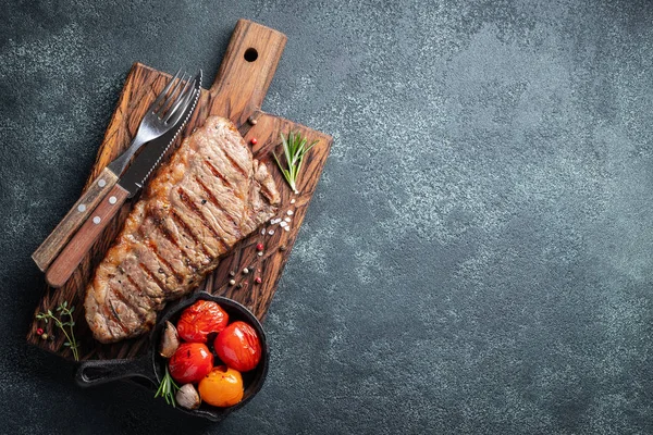 Striploin Steak Grilovaný Pepřem Česnekem Solí Tymiánu Podávané Dřevěném Prkénku — Stock fotografie