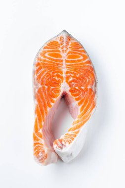 Ham taze somon veya alabalık biftek, kireç, kekik ve zeytinyağı üzerinde beyaz bir arka plan ile omega-3 yağ açısından zengin. Sağlıklı ve diyet gıda. Üstten görünüm. Düz yatıyordu.