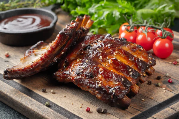 Primer Plano Costillas Cerdo Asadas Con Salsa Barbacoa Caramelizadas Miel —  Fotos de Stock