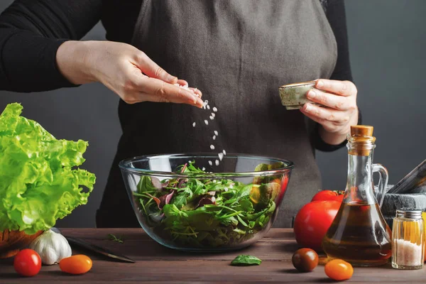 Mujer Chef Cocina Preparando Ensalada Verduras Alimentación Saludable Concepto Dieta — Foto de Stock