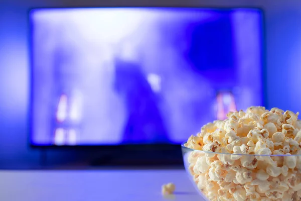 Una Ciotola Vetro Popcorn Telecomando Sullo Sfondo Funziona Sera Accogliente — Foto Stock