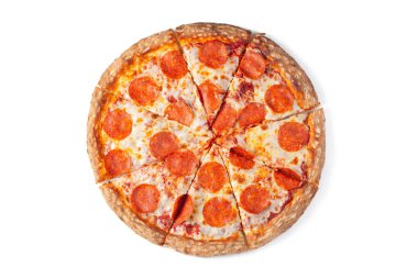 Beyaz arka plan üzerinde izole taze İtalyan klasik orijinal biberli pizza. Üstten görünüm.