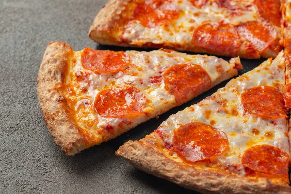 Gustosa Pizza Con Salame Piccante Sfondo Marrone Cemento — Foto Stock