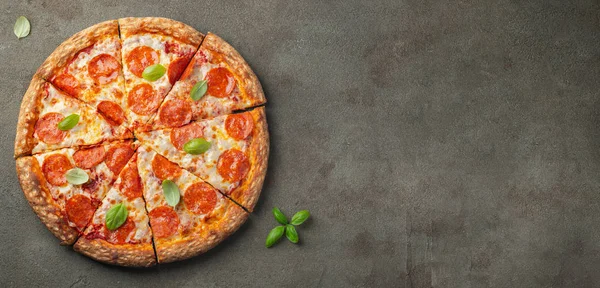 Leckere Pfefferoni Pizza Mit Basilikum Auf Braunem Betongrund Blick Von — Stockfoto