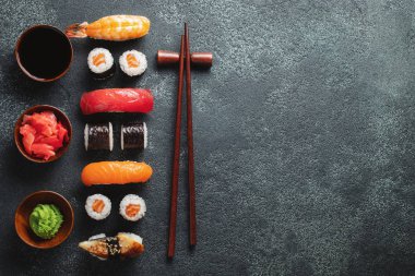 Suşi ve maki taş tablo kümesi.