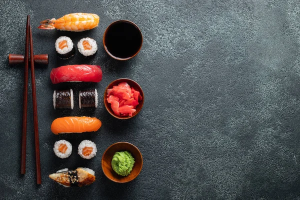 Set sushi en maki op stenen tafel. — Stockfoto