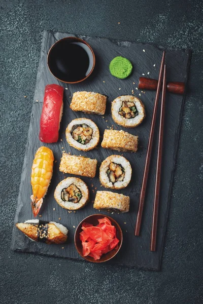 Zestaw sushi i maki na stole z kamienia. — Zdjęcie stockowe