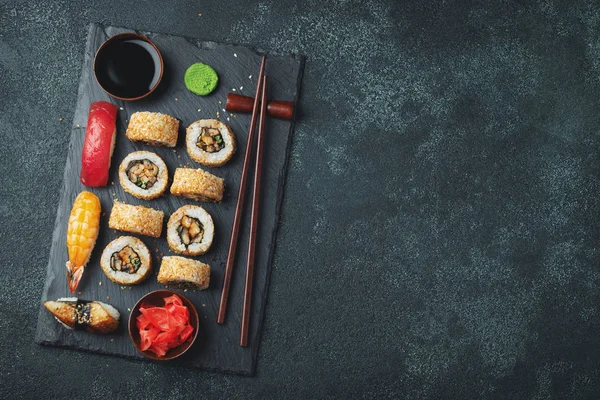 Set aus Sushi und Maki auf Steintisch. — Stockfoto