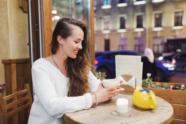 Junges Attraktives Mädchen Sitzt Abends Einem Café Mit Einer Tasse — Stockfoto